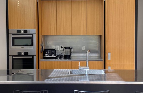 Mount Albert House | Private Sunny Apartment
