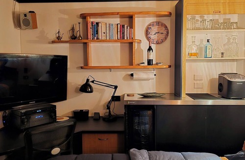 Wellington Apartment | Private Wellington Retreat centrally located, jacuzzi, bbq, theatre & much more!