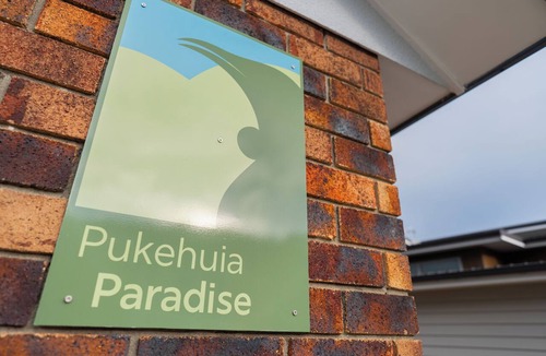Newlands House | Pukehuia Paradise – Private Spa Retreat with Wellington Harbour Views