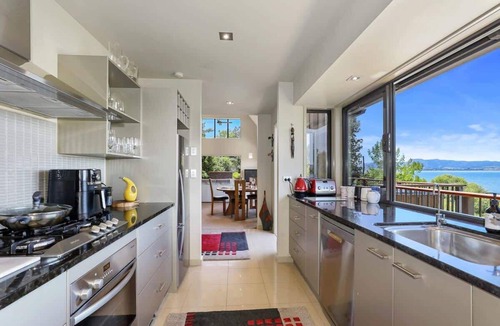 Kawaha Point House | Pukeko Landing - Lake Views, Spa Pool, Sleeps 7