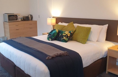 Frankton Apartment | QT Studio Stay | Lakeside Location, Wi-Fi, Parking