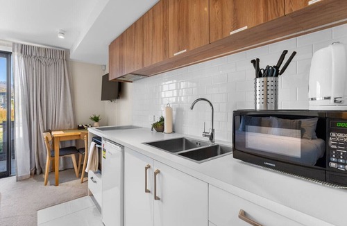 Frankton House | Queenstown Studio 5Mins Airport A/C Wifi TV