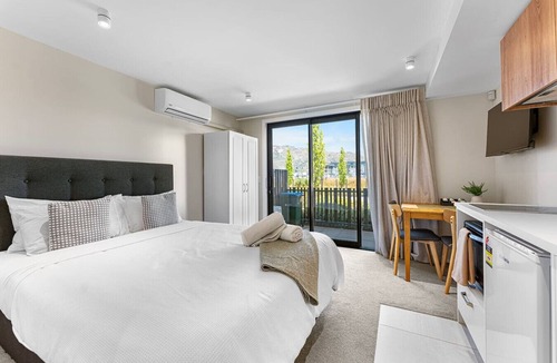 Frankton House | Queenstown Studio 5Mins Airport A/C Wifi TV