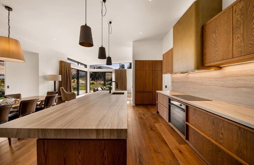 Dalefield Villa | Quiet Luxury, 10 Mins from CBD with views to Coronet and The Remarkable Mtns