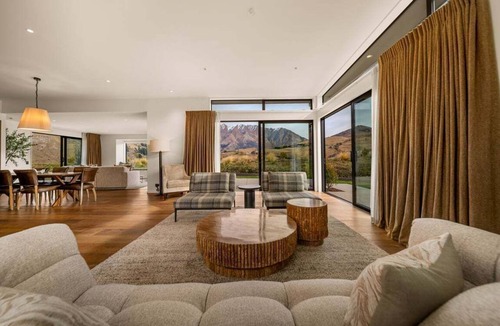 Dalefield Villa | Quiet Luxury, 10 Mins from CBD with views to Coronet and The Remarkable Mtns