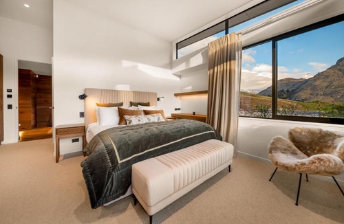 Dalefield Villa | Quiet Luxury, 10 Mins from CBD with Mountain Views
