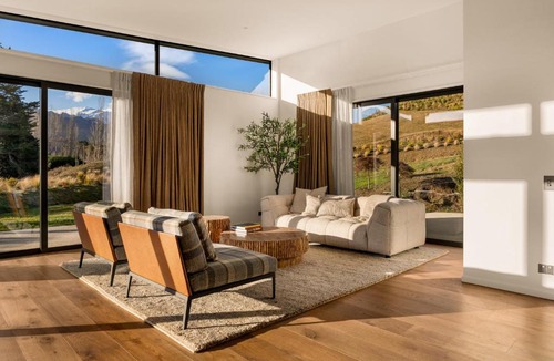 Dalefield Villa | Quiet Luxury, 10 Mins from CBD with Mountain Views