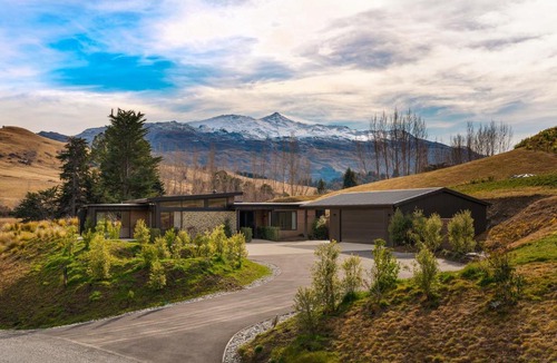Dalefield Villa | Quiet Luxury, 10 Mins from CBD with Mountain Views