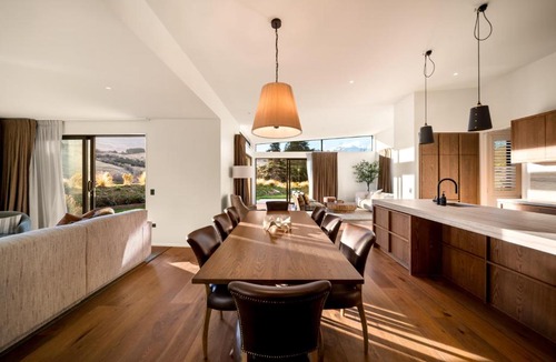 Dalefield Villa | Quiet Luxury, 10 Mins from CBD with Mountain Views