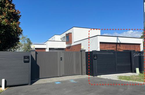 Hamilton House | Rabbits Home- Secure Gated Parking, River Road Executive