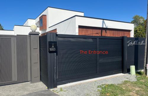 Hamilton House | Rabbits Home- Secure Gated Parking, River Road Executive