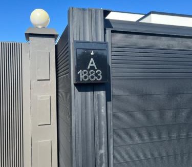 Hamilton House | Rabbits Home- Secure Gated Parking, River Road Executive