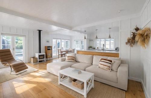 Raglan House | Raglan West Cottage, Surf Side Escape