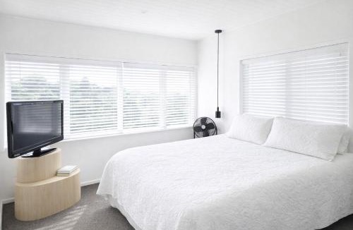 Raglan House | Raglan West Cottage, Surf Side Escape
