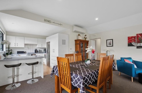 Alexandra House | Rangi Marie - Alexandra Holiday Home