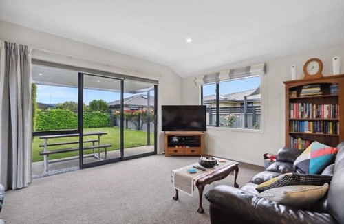 Alexandra House | Rangi Marie - Alexandra Holiday Home