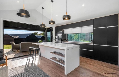Kinloch House | Raptors Haven - Kinloch, Taupo