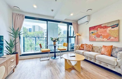 Newton Apartment | Rare Find Retreat AC 1B Parkside View vs Sky Tower