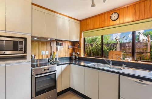 Raumati Beach House | Raumati Delight Walk to the beach, play area & village. Comfy, family feel home