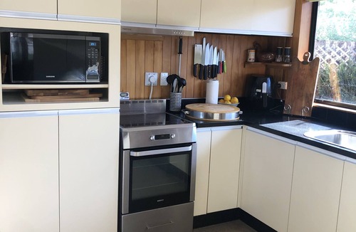 Raumati Beach House | Raumati Delight Walk to the beach, play area & village. Comfy, family feel home