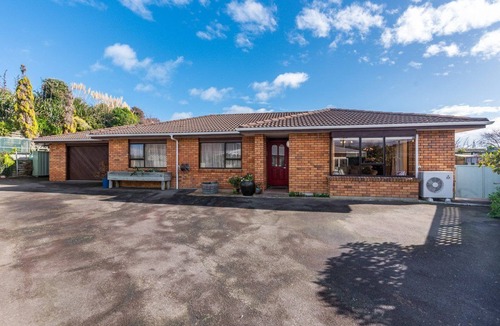 Raumati Beach House | Raumati Delight Walk to the beach, play area & village. Comfy, family feel home