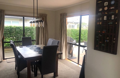 Raumati Beach House | Raumati Delight Walk to the beach, play area & village. Comfy, family feel home