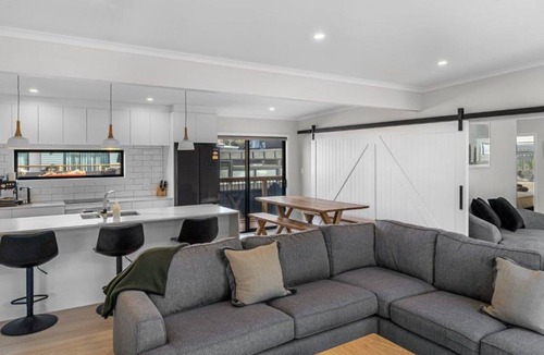 Waihi Beach House | Recline on Leo | Dog-Friendly, 400m to Beach