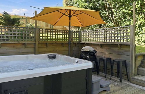 Lynmore House | Redwoods Edge - Forest Walk, Spa Pool, Sleeps 12