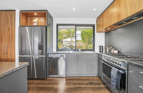 Lynmore House | Redwoods Getaway - 100m to the Trails, Sleeps 7
