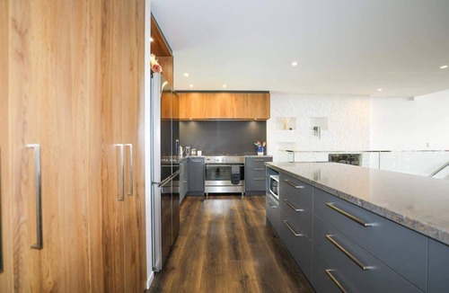 Lynmore House | Redwoods Getaway - 100m to the Trails, Sleeps 7