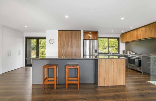 Lynmore House | Redwoods Getaway - 100m to the Trails, Sleeps 7