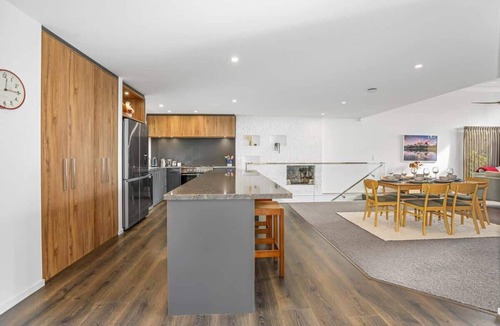 Lynmore House | Redwoods Getaway - 100m to the Trails, Sleeps 7