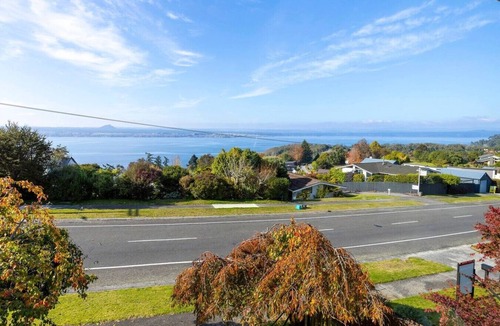 Acacia Bay House | Relax and Recharge overlooking Lake Taupo