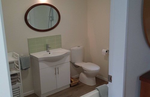Otaki House | Relax in a quiet Garden Retreat