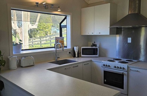 Richmond Downs Cottage | Relax in modern comfort surrounded by rolling hills of the surrounding farm land