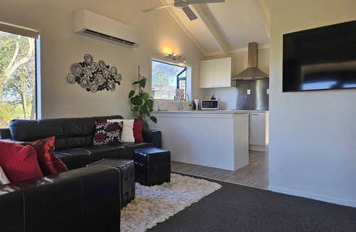 Richmond Downs Cottage | Relax in modern comfort surrounded by rolling hills of the surrounding farm land