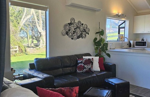 Richmond Downs Cottage | Relax in modern comfort surrounded by rolling hills of the surrounding farm land