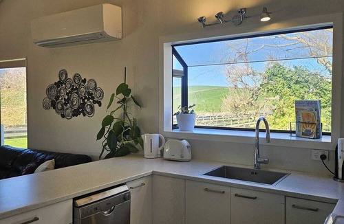 Richmond Downs Cottage | Relax in modern comfort surrounded by rolling hills of the surrounding farm land