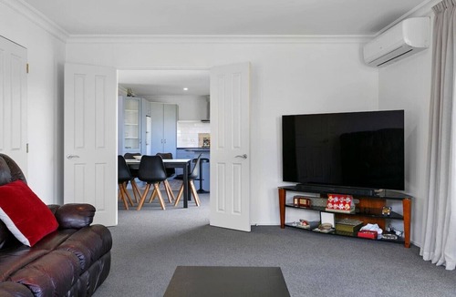 Waipahihi House | Relax & Unwind Close to Lake & Town