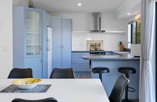 Waipahihi House | Relax & Unwind Close to Lake & Town