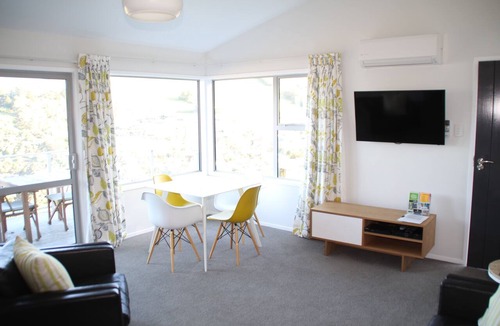 Christchurch District Cabin | Relax, unwind & enjoy the views & birdsong in a spacious standalone cottage.
