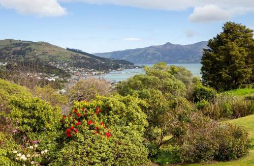 Akaroa House | Relaxed Kiwi Bach Over Akaroa Harbour - Port Watch