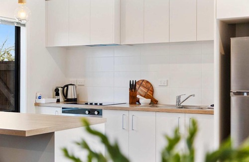 Frankton Apartment | Relaxed Stay in Modern Comfort - By Superior Stays