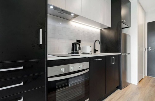 Newton Apartment | Relaxing City Center Studio Close to Queen St