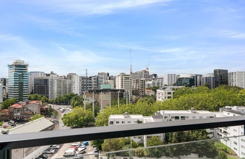 Newton Apartment | Relaxing City Center Studio Close to Queen St