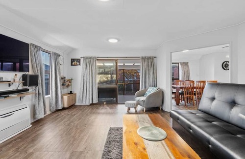 South Dunedin House | Relaxing Dunedin City Escape