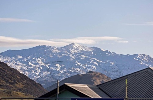 Kawarau Falls House | Remarkable Mountain Scene - A Modern Escape