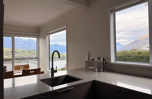 Queenstown House | Remarkable Views, Close to Town