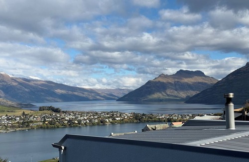 Queenstown House | Remarkable Views, Close to Town