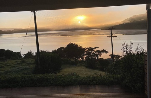 Taharoa House | Remote waterfront bach retreat